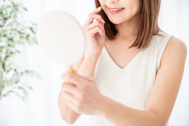 歯科矯正治療について 歯科矯正治療の種類ごとのメリット・デメリット 歯科矯正治療にはさまざまな種類があります。以下に代表的な矯正方法のメリットとデメリットを説明します。  1. ブラケット矯正 メリット:効果が高く、複雑な歯並びの矯正に適している。治療中に外すことがないため、効果が持続しやすい。広い症例に対応可能。 デメリット:見た目が目立ち、装置のケアが必要。初期の違和感や口内炎のリスクがある。 2. マウスピース矯正(透明なマウスピース) メリット:見た目が自然で目立たない。装着感が軽く、取り外し可能で食事や歯磨きがしやすい。口内炎のリスクが低い。 デメリット:矯正範囲が限られ、重度の矯正には向かない。取り外しが容易なため、着用時間を守ることが重要。 3. リンガル矯正(舌側矯正)(裏側矯正) メリット:見た目が目立たず、外から分からない。矯正範囲が広く、ブラケット矯正と同様の効果が期待できる。 デメリット:舌側に装置があるため、初期の違和感や発音の影響がある。装置のケアがやや難しい。 適切な矯正方法は個人の歯並びの状態や目標によって異なります。専門の歯科医師と相談し、最適な治療方法を選ぶことが大切です。  歯科矯正治療で注意するポイント 歯科矯正治療において注意すべきポイントは以下の通りです。まず、歯科医師の経験と専門性を確認し信頼性を重視しましょう。治療計画や予想される期間、費用について詳細にカウンセリングを受けることが大切です。また、矯正装置の装着による違和感や口内炎のリスクに注意し、定期的なメンテナンスやアフターケアの重要性を理解しておくことが必要です。治療期間中は指示に従い、治療の成功に向けて協力することが良い結果を得る鍵となります。  歯科矯正治療の保険や支払い方法 歯科矯正治療の保険や支払い方法についての概要は以下の通りです。  保険適用:一般的に、歯科矯正は健康保険の適用外です。ただし、保険が適用される場合もあります。 支払い方法:歯科矯正の費用は一括払いや分割払いの制度が提供されることがあります。一括払いの場合は全額を一度に支払うことになりますが、分割払いの場合は複数回に分けて支払うことができます。分割払いには利息がかかることもあるため、支払い条件やコストを確認して選択しましょう。また、クレジットカードやローンなどの方法も一部の歯科医院で利用可能です。 歯科矯正治療の費用や支払い方法については、歯科医院と事前に詳細な相談を行うことで、自身の経済的な状況に合った選択ができます。